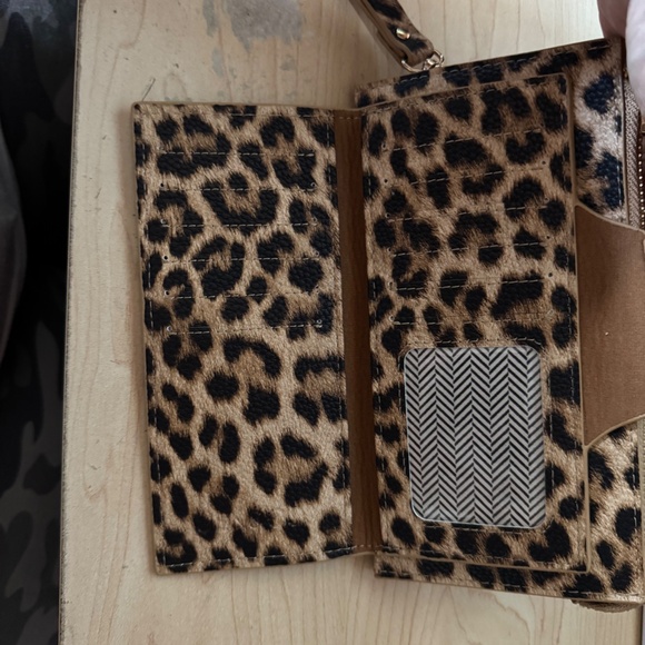 Jen & Co. Leopard  Zipper Wristlet/Wallet/Clutch w/ Removable Strap - Picture 3 of 4